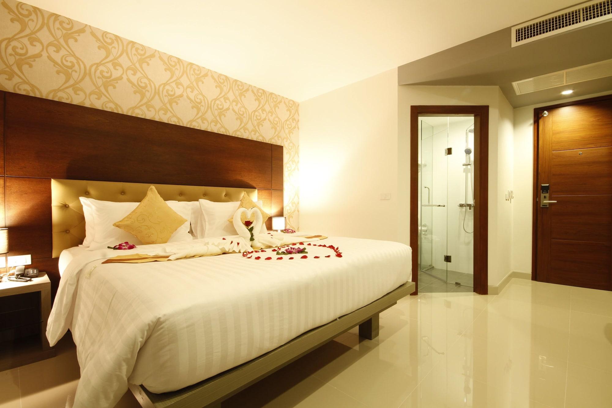 Hemingways Silk Hotel Patong Esterno foto