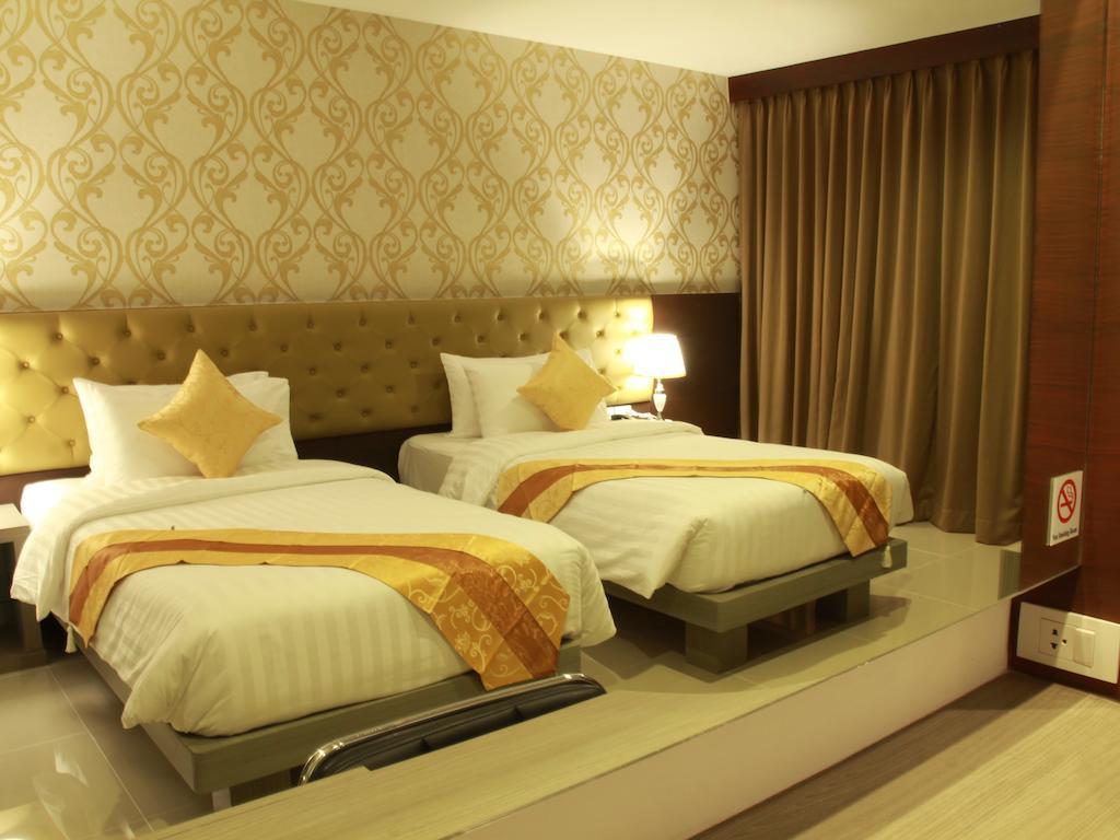 Hemingways Silk Hotel Patong Esterno foto