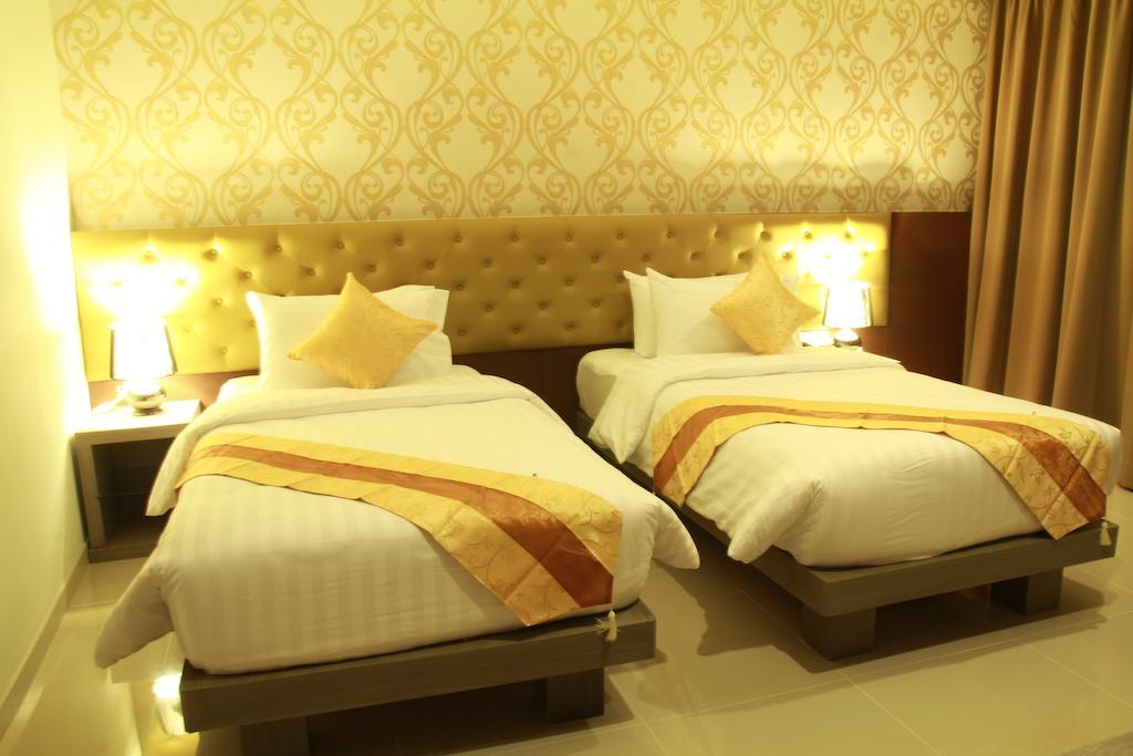 Hemingways Silk Hotel Patong Esterno foto