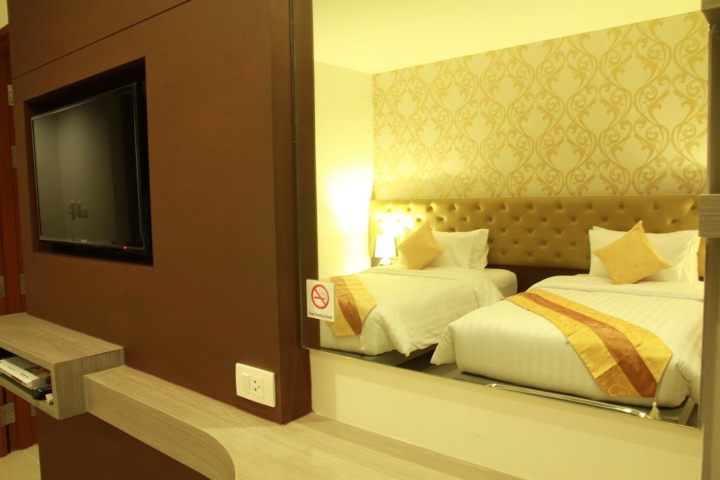 Hemingways Silk Hotel Patong Esterno foto