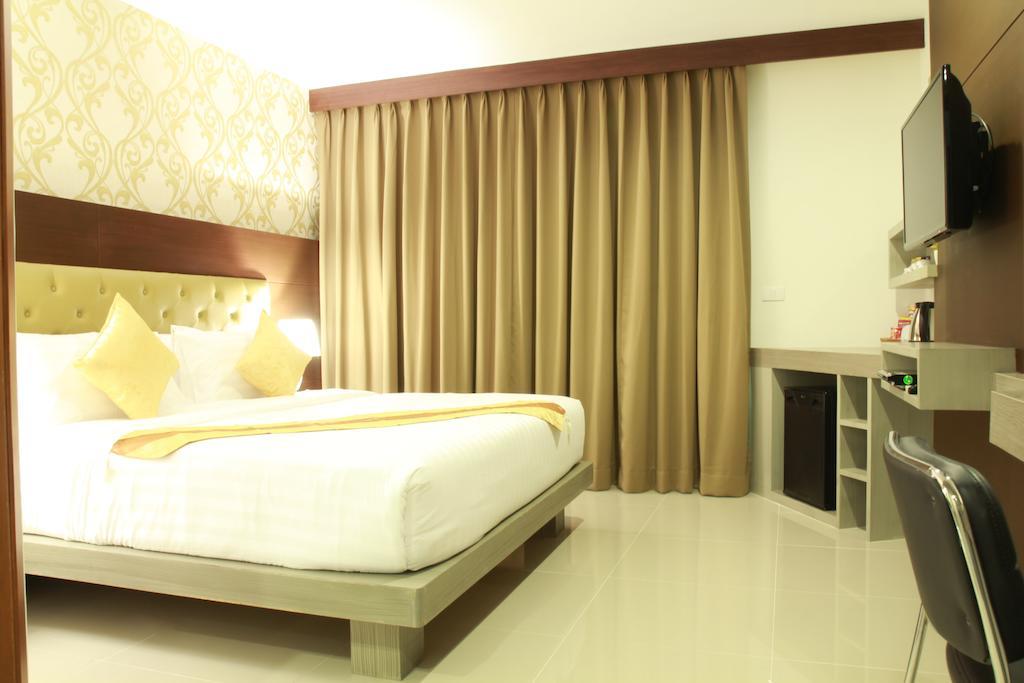 Hemingways Silk Hotel Patong Esterno foto