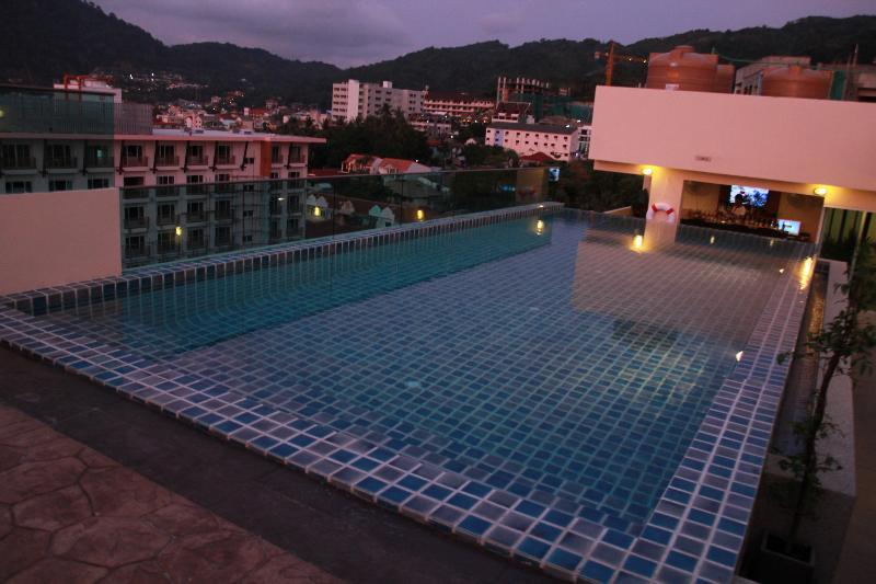 Hemingways Silk Hotel Patong Esterno foto